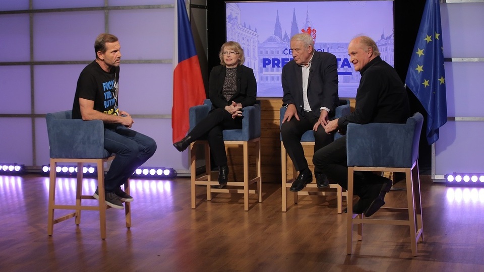 Moderátor pořadu Jaromír Soukup se svými hosty.