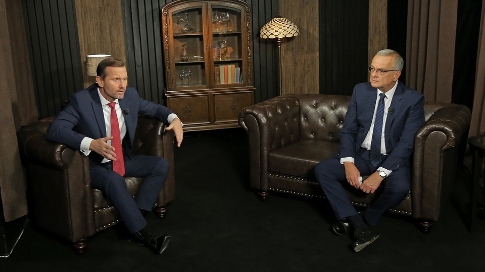 Moderátor pořadu Jaromír Soukup a bývalý poslanec Miroslav Kalousek (TOP 09).