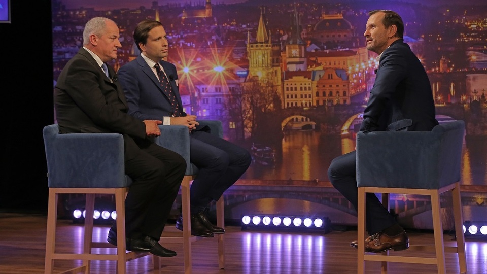 Moderátor pořadu Jaromír Soukup se svými hosty.