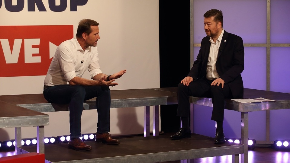 Moderátor pořadu Jaromír Soukup a předseda SPD Tomio Okamura.