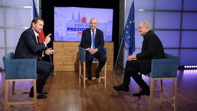 Moderátor pořadu Jaromír Soukup se svými hosty.