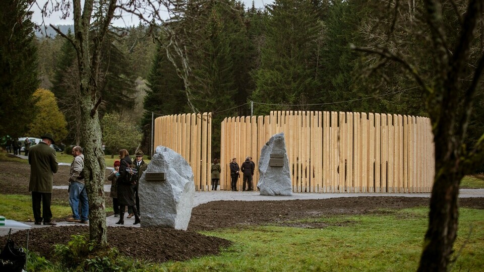 Otevření národního památníku zemřelých v lesnictví nazvaného Strom duší, 25. října 2022 v Zátoni u Boubína na Prachaticku.