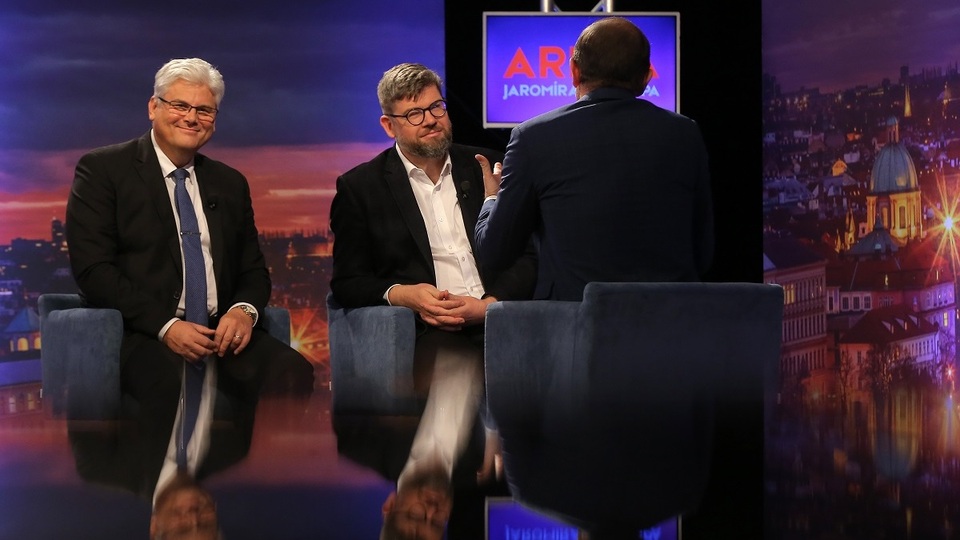 Moderátor pořadu Jaromír Soukup se svými hosty.