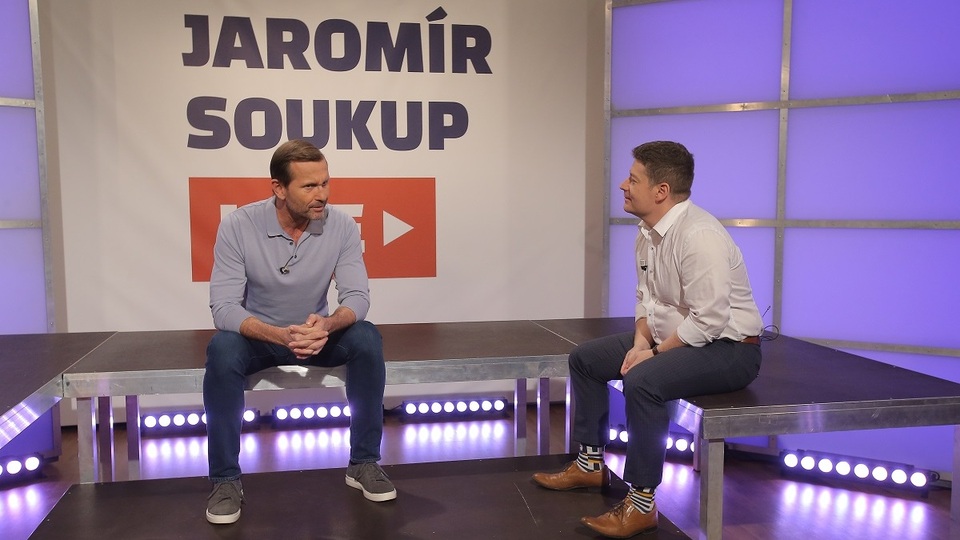 Moderátor pořadu Jaromír Soukup a poslanec Patrik Nacher (za ANO).