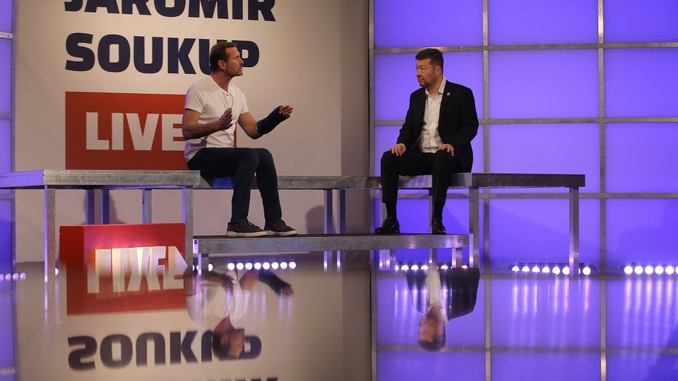 Moderátor pořadu Jaromír Soukup a předseda SPD Tomio Okamura.