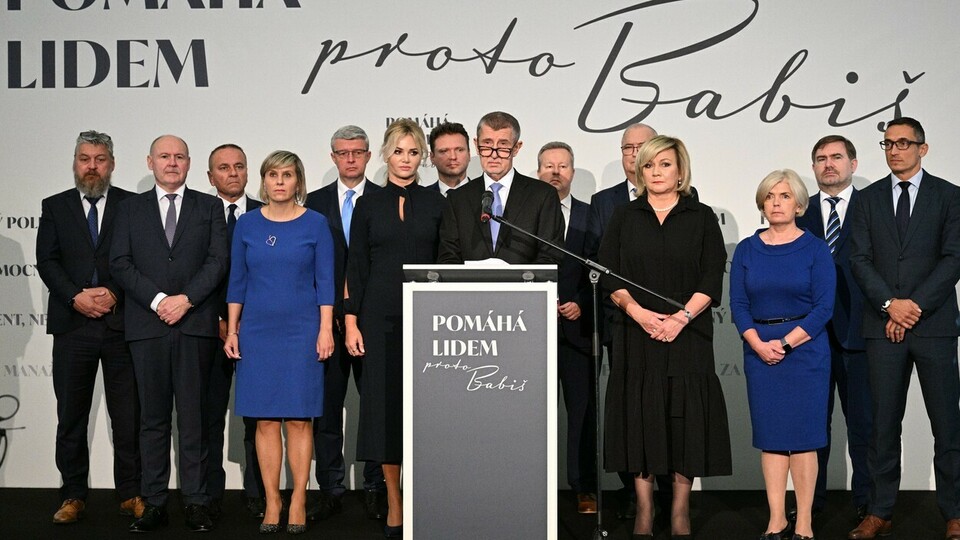 Tisková konference hnutí ANO k představení prezidentského kandidáta Andreje Babiše (uprostřed), 31. října 2022, Praha.