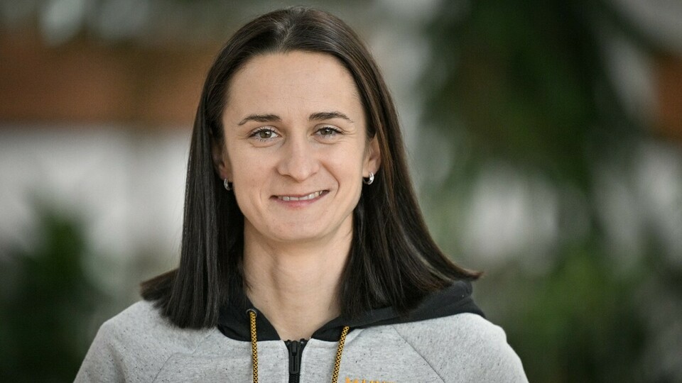 Rychlobruslařka Martina Sáblíková pózuje fotografům před odletem na Světový pohár do Stavangeru, 7. listopadu 2022, Praha.