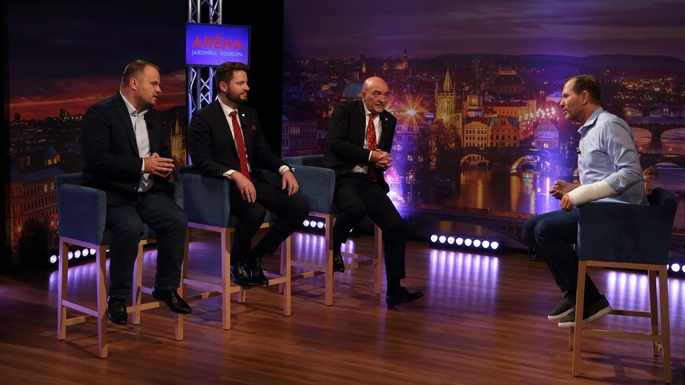 Moderátor pořadu Jaromír Soukup se svými hosty.