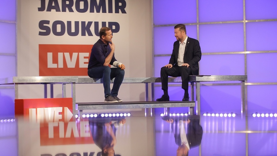 Moderátor pořadu Jaromír Soukup a předseda SPD Tomio Okamura.