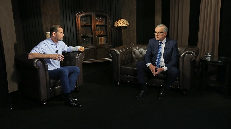 Moderátor pořadu Jaromír Soukup a bývalý poslanec Miroslav Kalousek (TOP 09).