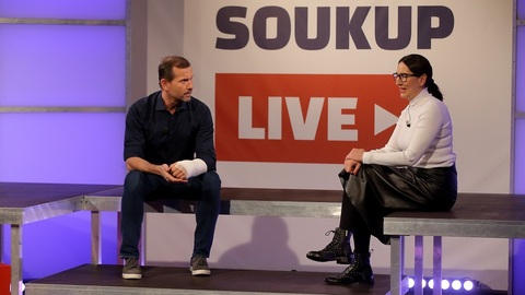 Moderátor pořadu Jaromír Soukup a starostka MČ Praha 2 Alexandra Udženija (ODS).