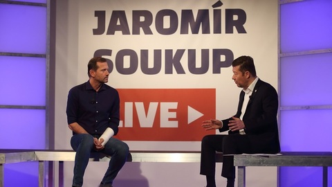 Moderátor pořadu Jaromír Soukup a předseda SPD Tomio Okamura.