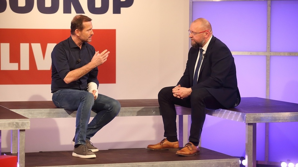 Moderátor pořadu Jaromír Soukup a poslanec Jan Bartošek (KDU-ČSL).