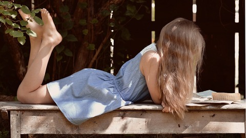 Mladá dívka s dlouhými vlasy (ilustrační foto).