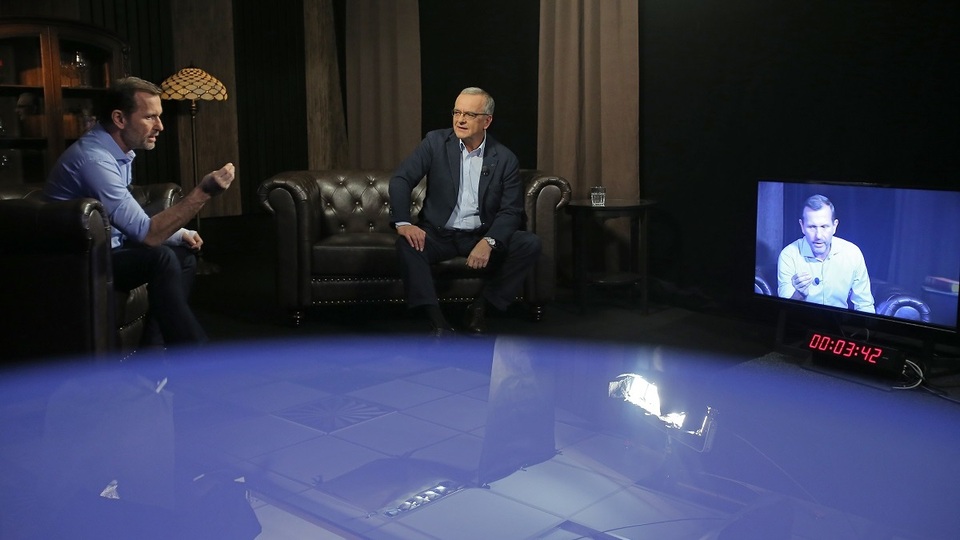 Moderátor pořadu Jaromír Soukup a bývalý poslanec Miroslav Kalousek (TOP 09).