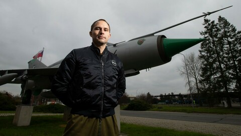 Pilot a člen záložního týmu astronautů Evropské kosmické agentury (ESA) Aleš Svoboda pózuje fotografovi v areálu základny taktického letectva, 28. listopadu 2022, Čáslav.