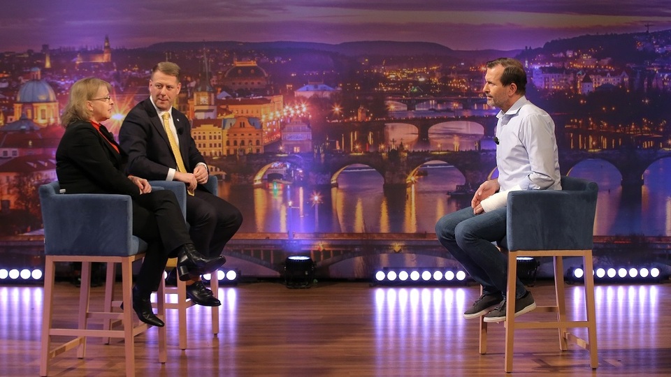 Moderátor pořadu Jaromír Soukup se svými hosty.