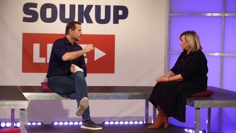 Moderátor pořadu Jaromír Soukup a poslankyně a bývalá ministryně financí Alena Schillerová (ANO).