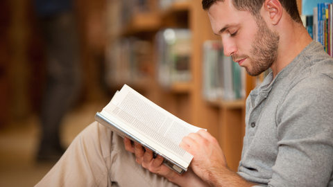 Češi mají doma meziročně méně knih, čtou ale stále dvě až tři měsíčně
