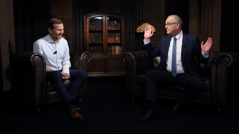 Moderátor pořadu Jaromír Soukup a bývalý poslanec Miroslav Kalousek (TOP 09).