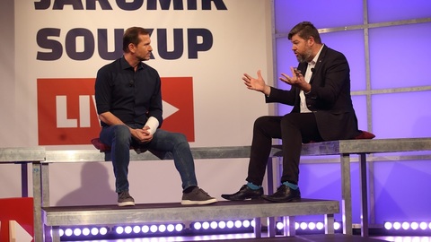 Moderátor pořadu Jaromír Soukup a europoslanec Jiří Pospíšil (TOP 09).