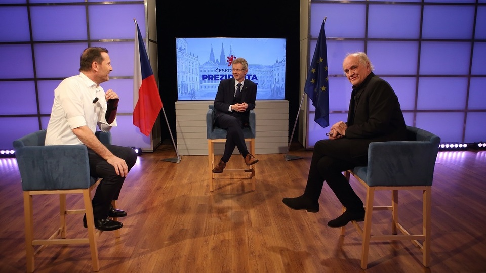 Moderátor pořadu Jaromír Soukup, hudebník a politik Michael Kocáb a předseda Senátu PČR Miloš Vystrčil (ODS).