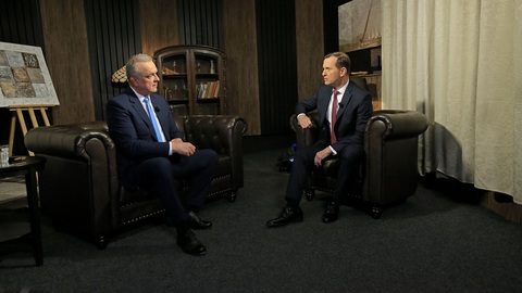 Moderátor pořadu Jaromír Soukup a bývalý poslanec Miroslav Kalousek (TOP 09).