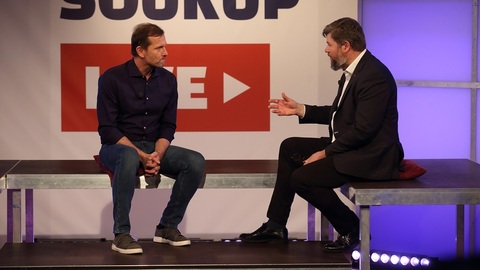 Moderátor pořadu Jaromír Soukup a europoslanec Jiří Pospíšil (TOP 09).