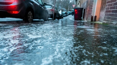 Ledovka na chodníku v Ústí nad Labem, 20. prosince 2022.