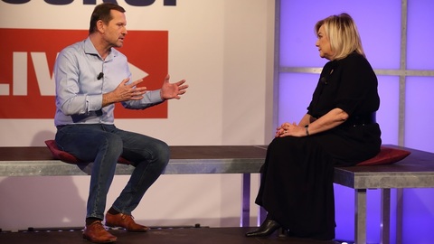 Moderátor pořadu Jaromír Soukup a poslankyně a bývalá ministryně financí Alena Schillerová (ANO).