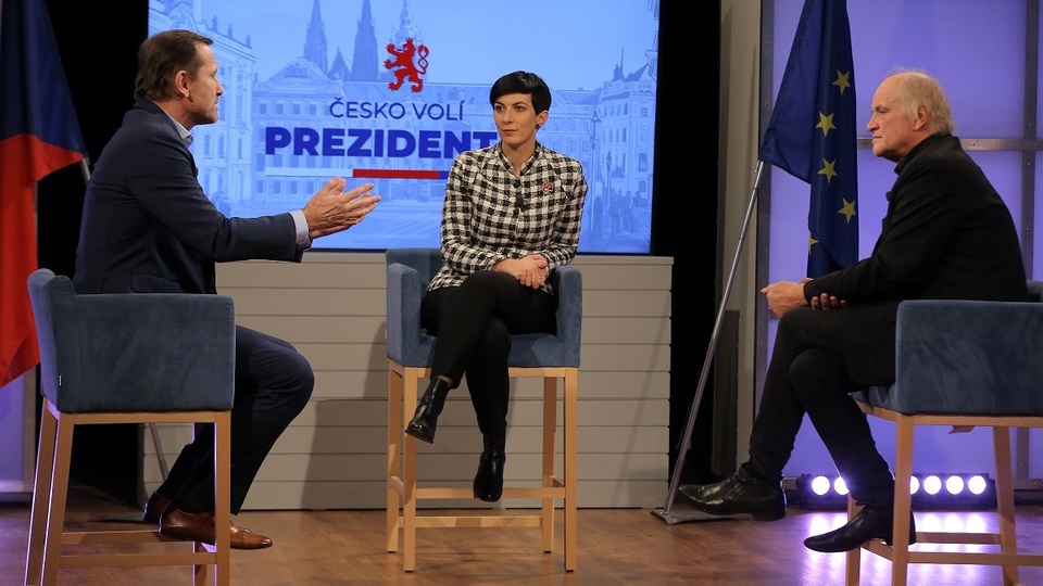 Moderátor pořadu Jaromír Soukup, předsedkyně TOP 09 Markéta Pekarová Adamová a hudebník Michael Kocáb.