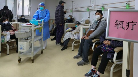 Další země EU budou po cestujících z Číny požadovat testy na covid.