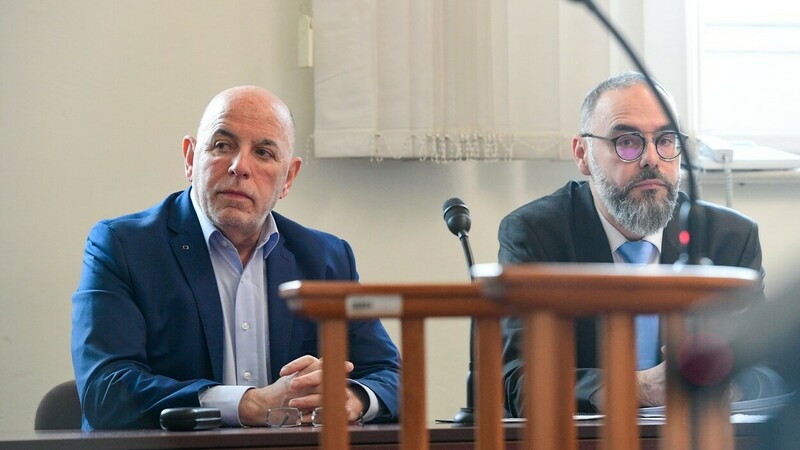 Bývalý poradce nynějšího prezidenta Miloše Zemana Zdeněk Šarapatka (vlevo) u pražského městského soudu, který 12. února 2020 projednával odvolání ve sporu kvůli Zemanovu výroku. Prezident v roce 2017 v televizi Barrandov řekl, že Šarapatku vyhodil pro neschopnost, ten ale z úřadu vlády v době, kdy ho Zeman vedl, odešel po dohodě.