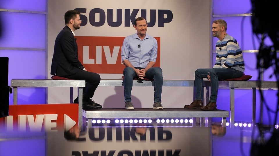 Zleva zastupitel hl. m. Prahy a MČ Praha 11 Ondřej Prokop (ANO), moderátor pořadu Jaromír Soukup a lídr občanského hnutí Přísaha Robert Šlachta. 