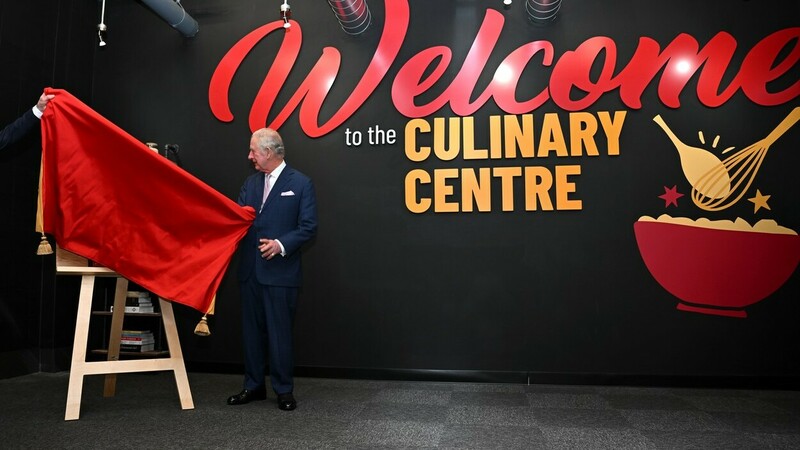 Karel III. navštívil sídlo tajné služby a továrnu na kukuřičné lupínky.