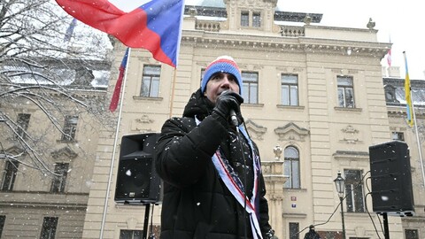 Organizátor Ladislav Vrabel hovoří na protivládní demonstraci, 21. ledna 2023, Praha.