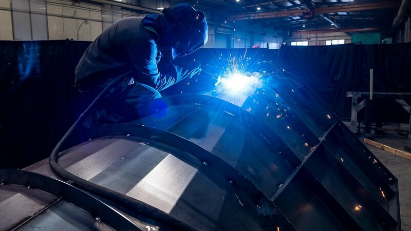 Dělník svařuje díly ve výrobní hale společnosti Strojírna Litvínov, 20. ledna 2023.