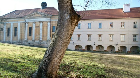 Buštěhradský zámek má opravenou další část fasády.