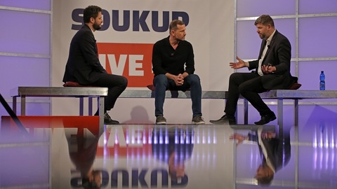 Moderátor pořadu Jaromír Soukup se svými hosty.