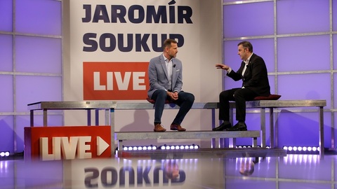Moderátor pořadu Jaromír Soukup a ekonom a předseda Národní rozpočtové rady Mojmír Hampl.