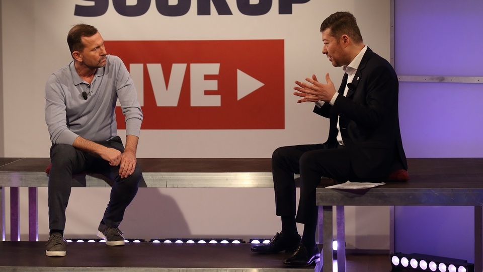 Moderátor pořadu Jaromír Soukup a poslanec a lídr hnutí SPD Tomio Okamura.