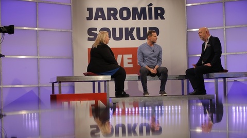 Zleva poslankyně Klára Dostálová (ANO, moderátor pořadu Jaromír Soukup a poslanec Vít Vomáčka (ODS).