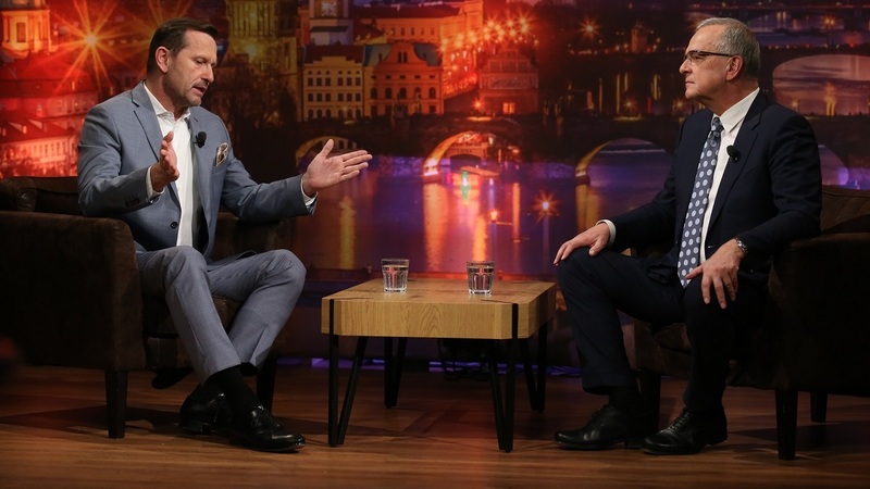 Moderátor pořadu Jaromír Soukup a bývalý poslanec Miroslav Kalousek (TOP 09).