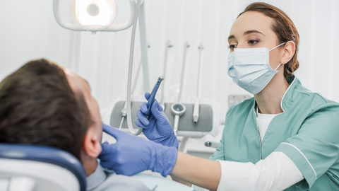 Bílé zubní plomby může stomatolog vyrobit z různých materiálů. 