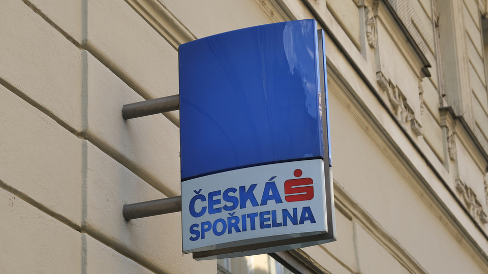 České spořitelně klesl čistý zisk o třetinu