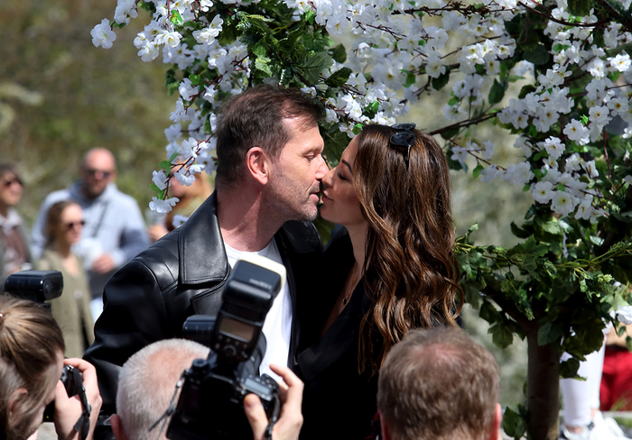 Na 1. máje se líbali pod třešní.