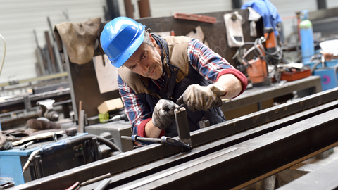 Ekonomika drhne, poprvé od covidu klesla