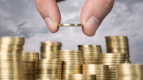 Šetříme stále více, ekonomika trpí