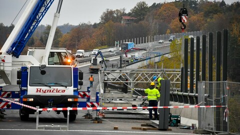 Opravovaný úsek dálnice D1 na mostě přes údolí Sázavy ve Hvězdonicích na Benešovsku.