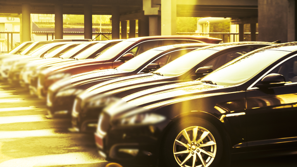 Nestaví se, průmysl zachránila auta